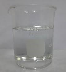 Vaso de precipitados con aceite mineral transparente incoloro