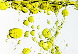 gotas de aceite en agua