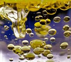Gotas de aceite en agua