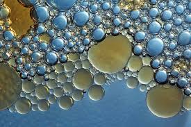 gotas de aceite y agua emulsion