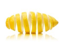 Citrina en la cáscara de limón