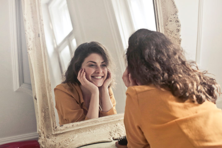 Mujer satisfecha ante un espejo